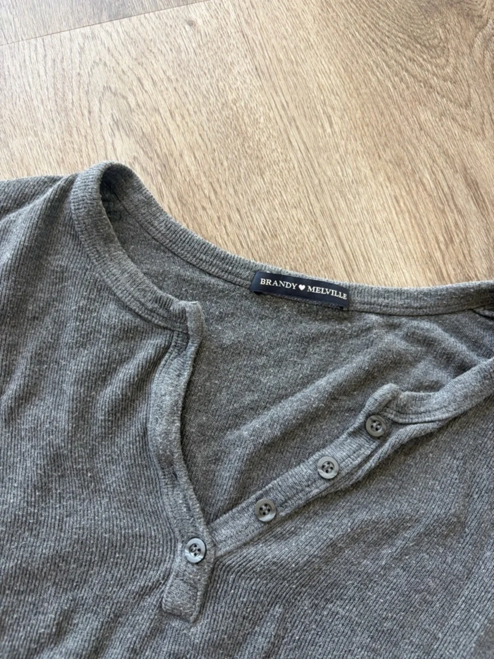 Brandy Melville grey long sleeve - Picture 2 of 2